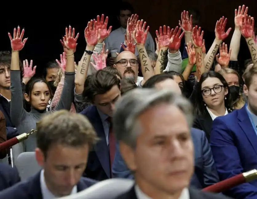 anthony blinken interrotto al congresso dai manifestanti pro palestina 