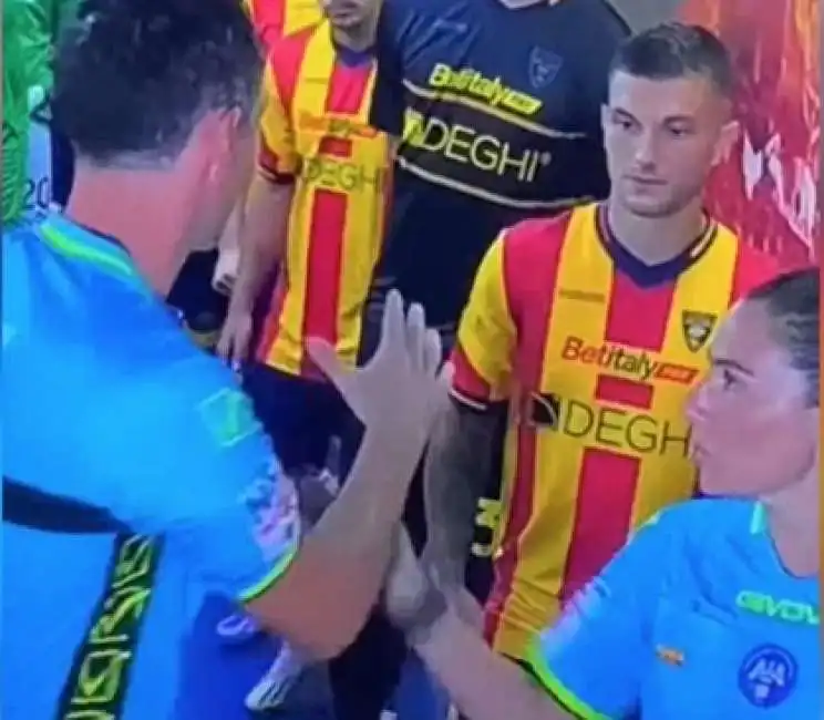 arbitro juan luca sacchi non da la mano alla guardalinee francesca di monte lecce sassuolo