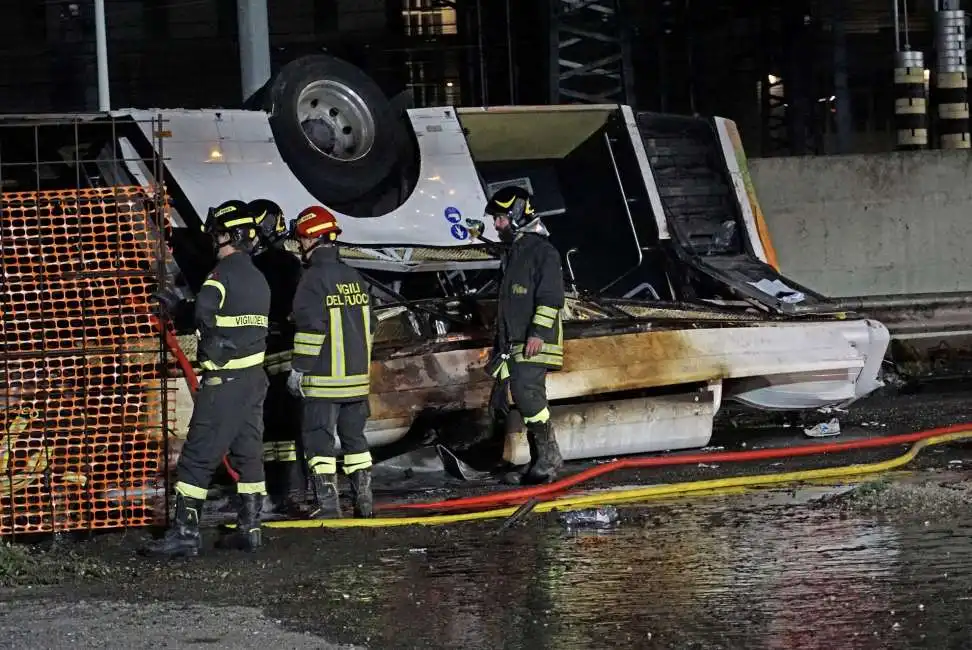 bus pullman precipitato cavalcavia incidente mestre