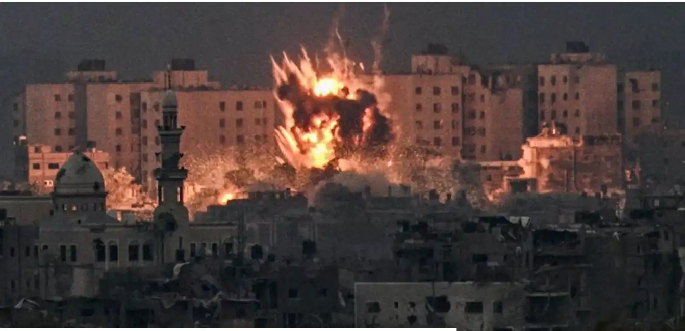 israele bombarda gaza