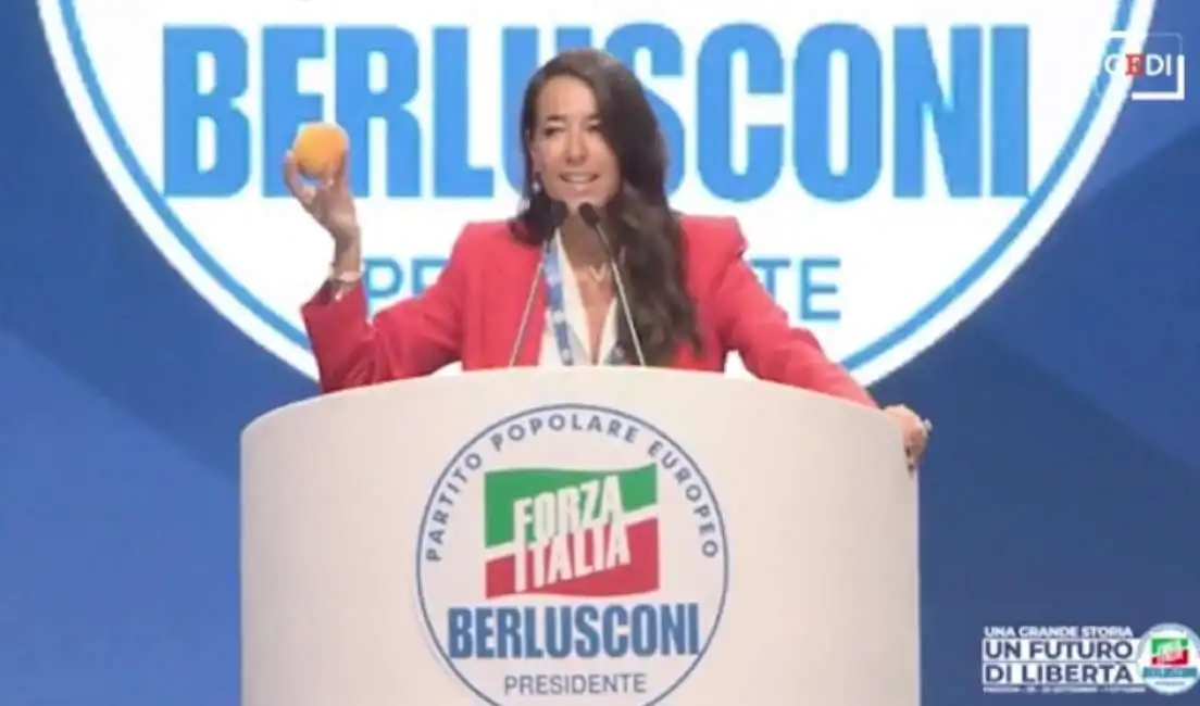 licia ronzulli con una pesca alla convention di forza italia