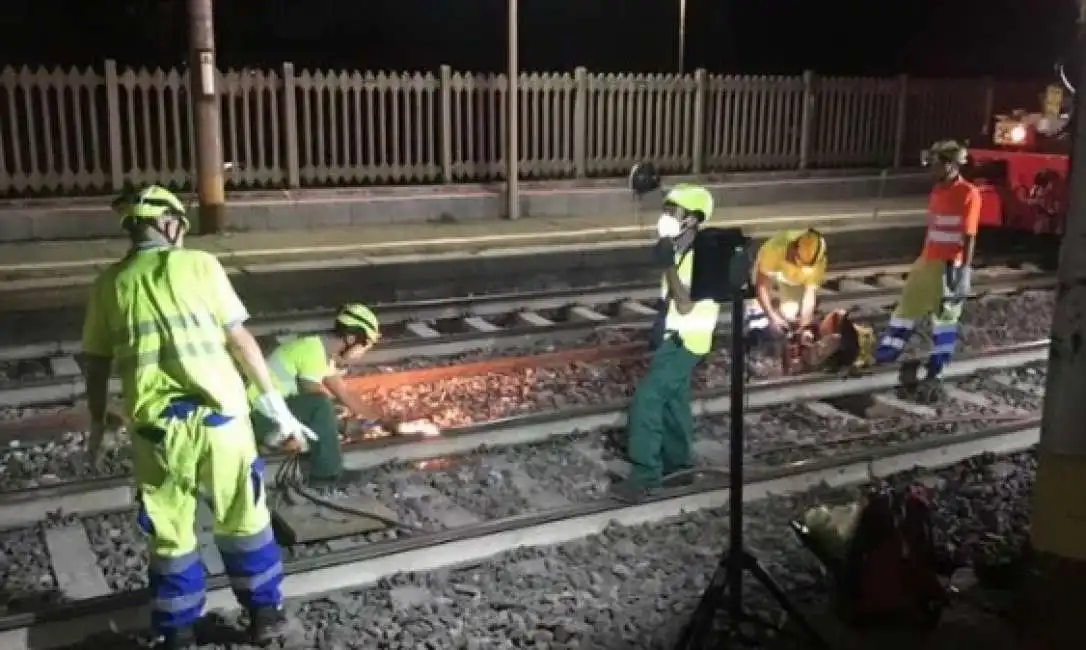 operai binario ferrovie treni