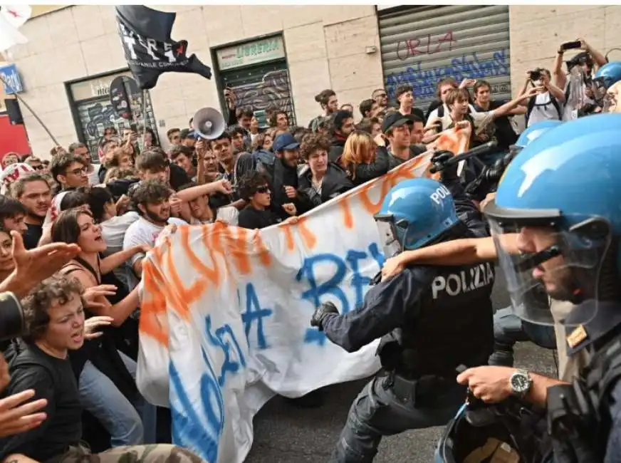 proteste studenti torino polizia manganellate 