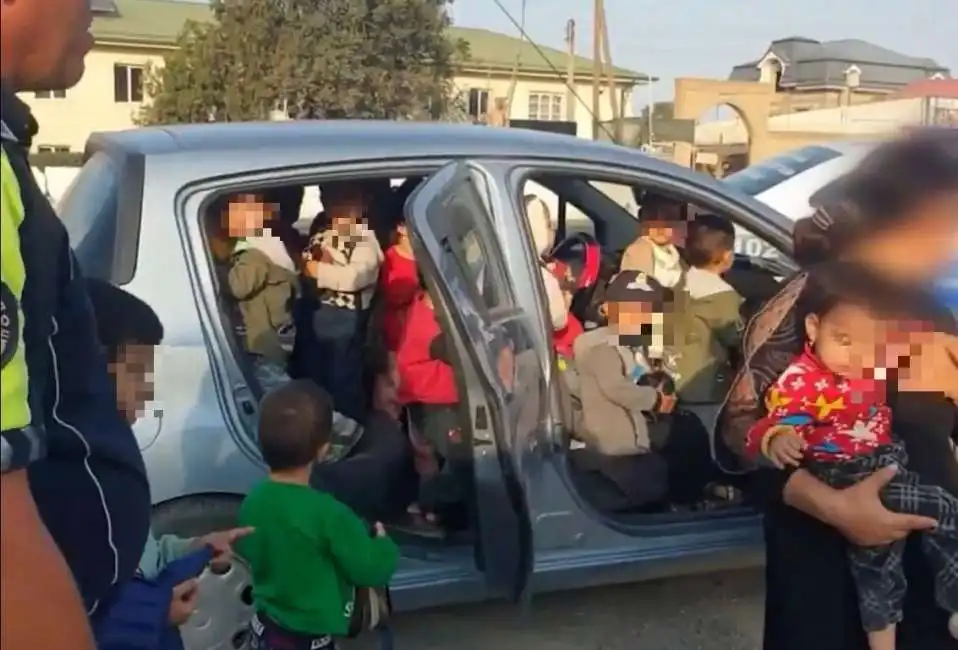 uzbekistan - maestra con 25 bambini in auto 1