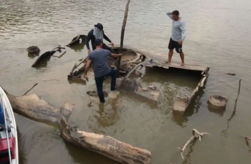 amazzonia - nave dell'ottocento emerge dalla secca del fiume madeira