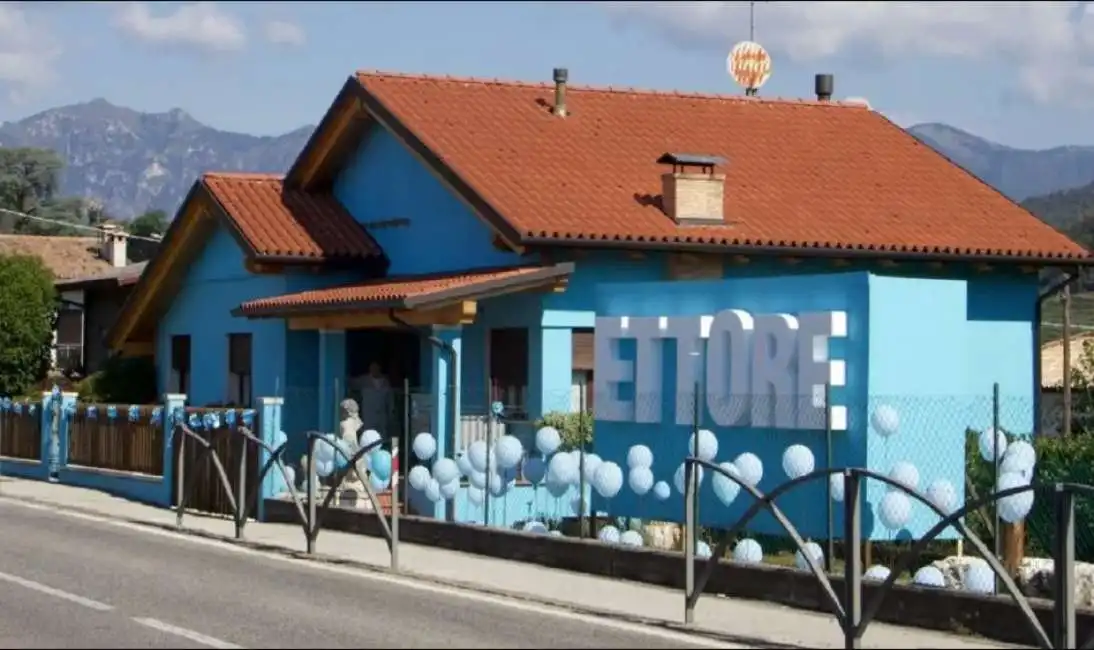 casa dipinta di blu per la nascita del figlio