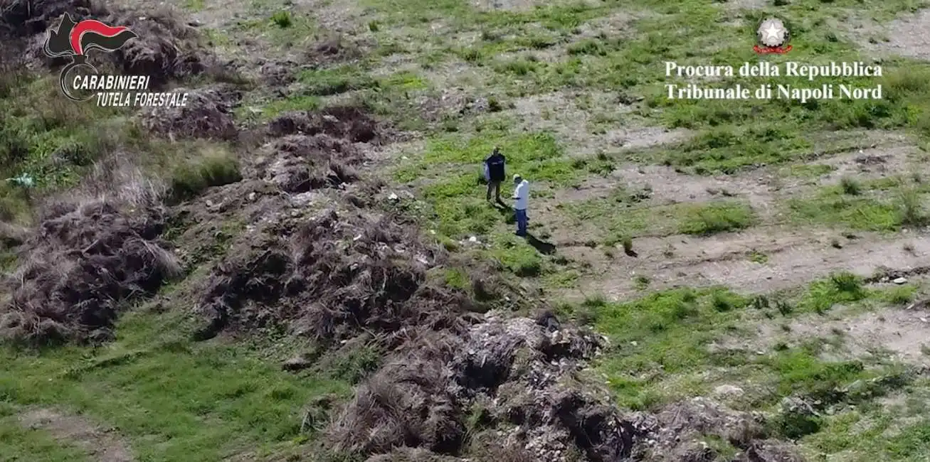 discarica di rifiuti tossici scoperta durante lavori per impianto fotovoltaico terra dei fuochi