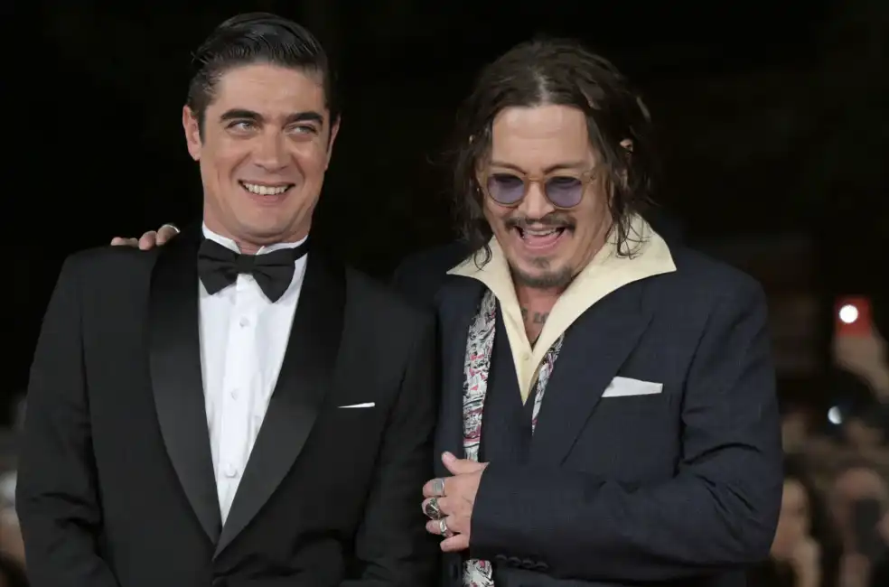 johnny depp con riccardo scamarcio alla festa del cinema di roma