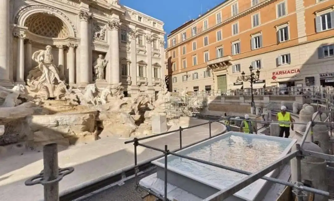 la piscinetta alla fontana di trevi