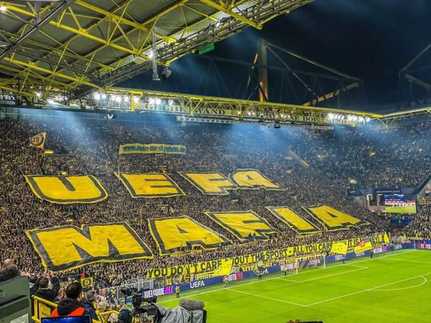 tifosi del borussia dortmund espongono striscione uefa mafia 