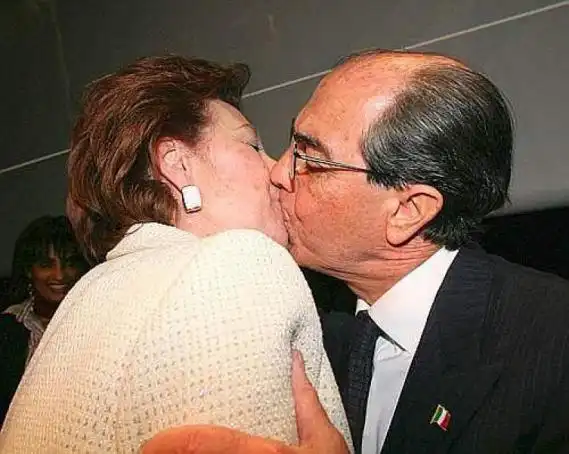 letizia moratti bacia marito
 554 