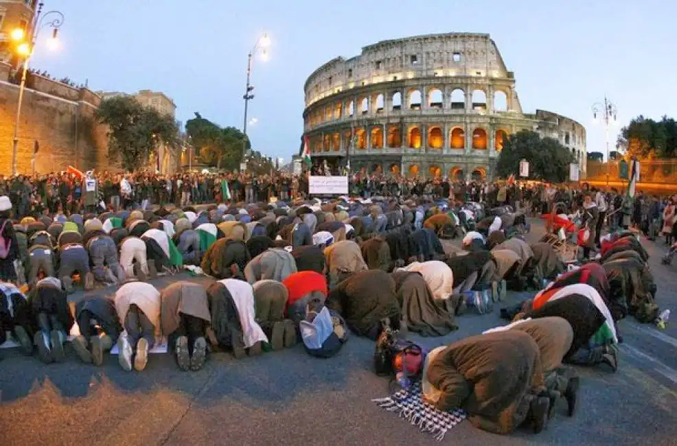 musulmani in preghiera a roma islam