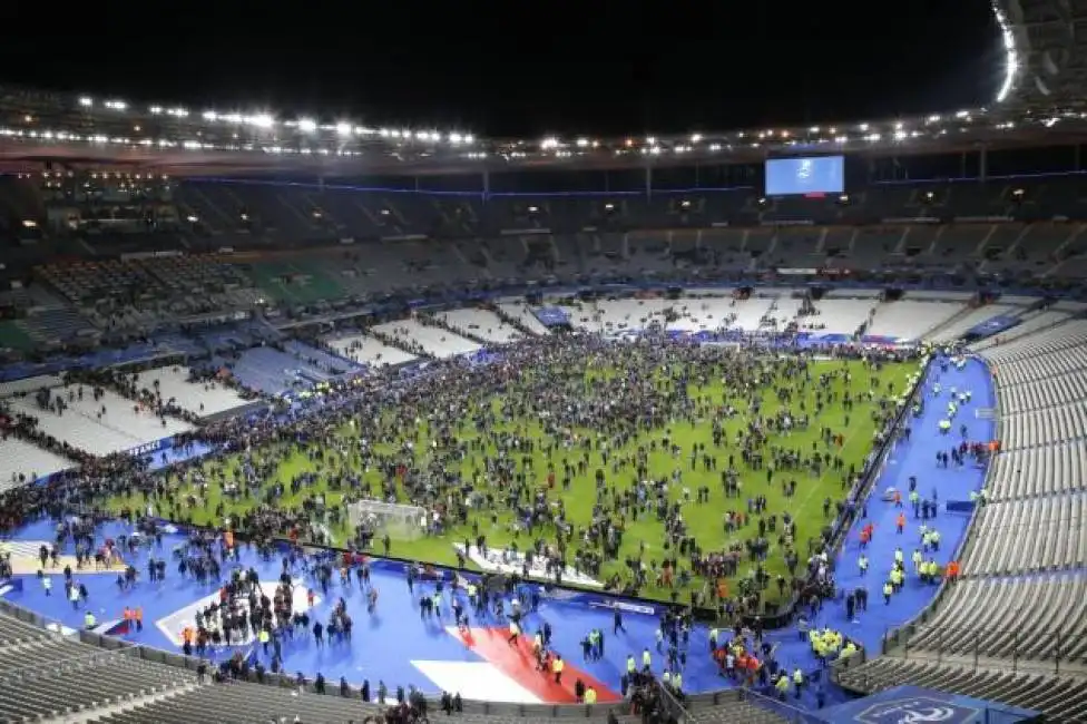 stadio parigi attentato