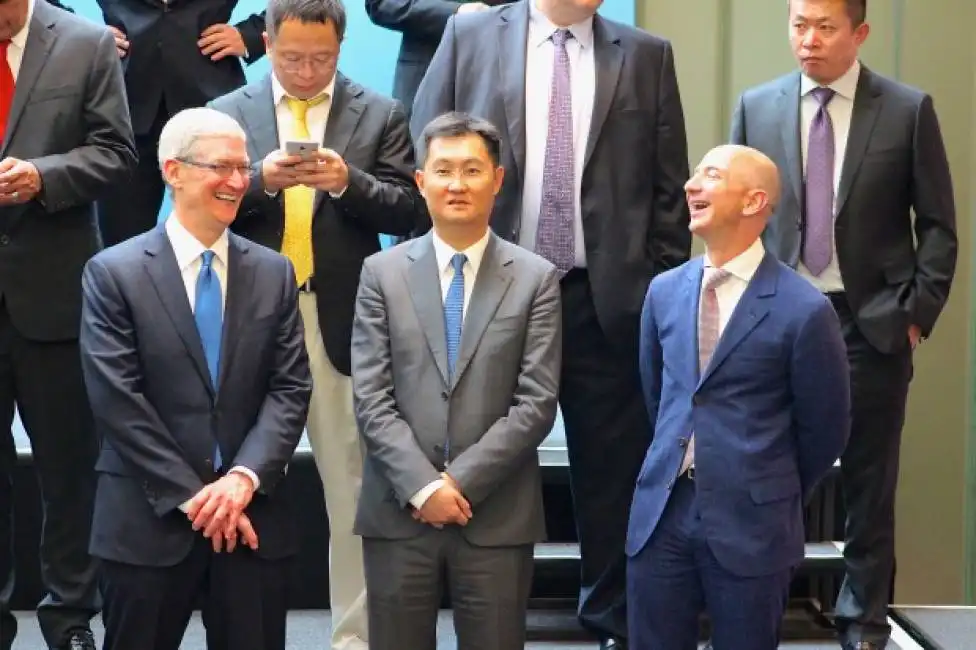 tim cook di apple e jeff bezos di amazon, in mezzo il ceo di tencent pony ma