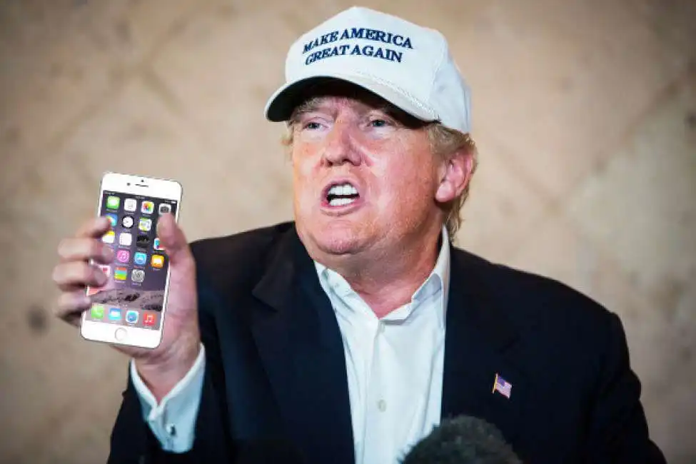 donald trump iphone apple