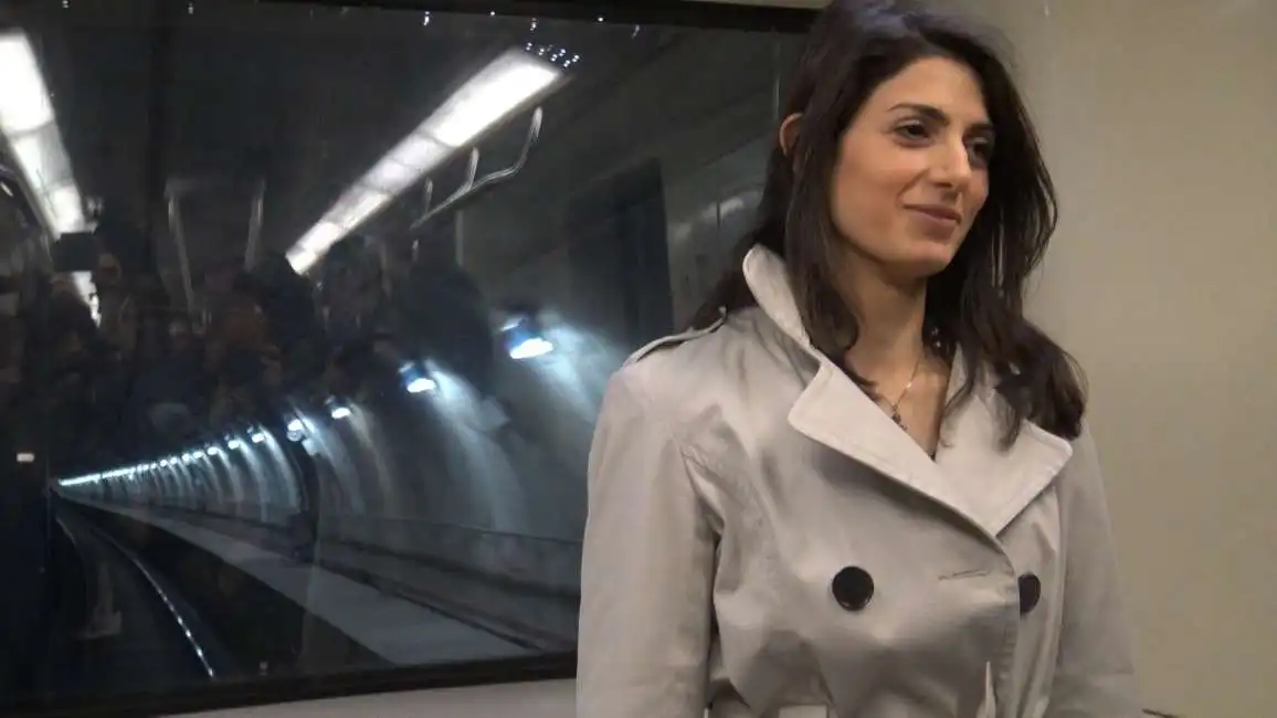 virginia raggi in metro