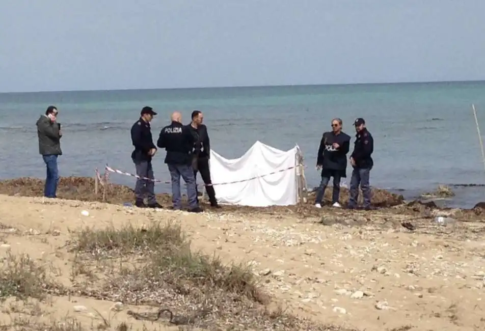 cadavere trovato sul lungomare di ostia