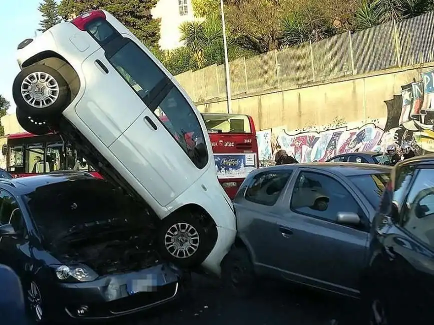 incidente roma tamponamento