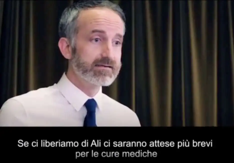 lo spot dei laburisti inglesi contro i politici che danno la colpa di tutto ai migranti 3