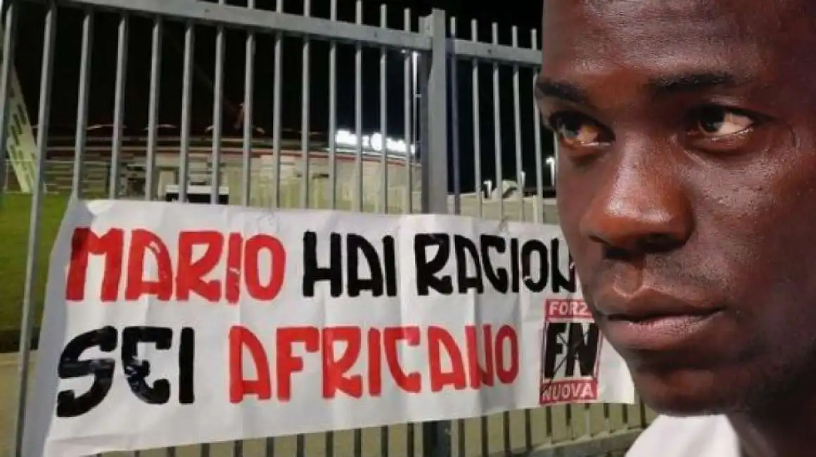 lo striscione di forza nuova contro mario balotelli