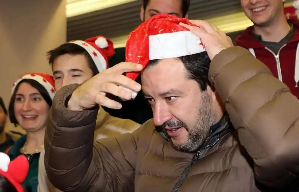 matteo salvini babbo natale