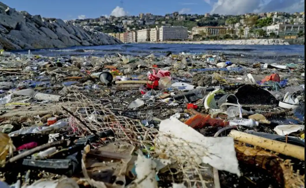 napoli mareggiata