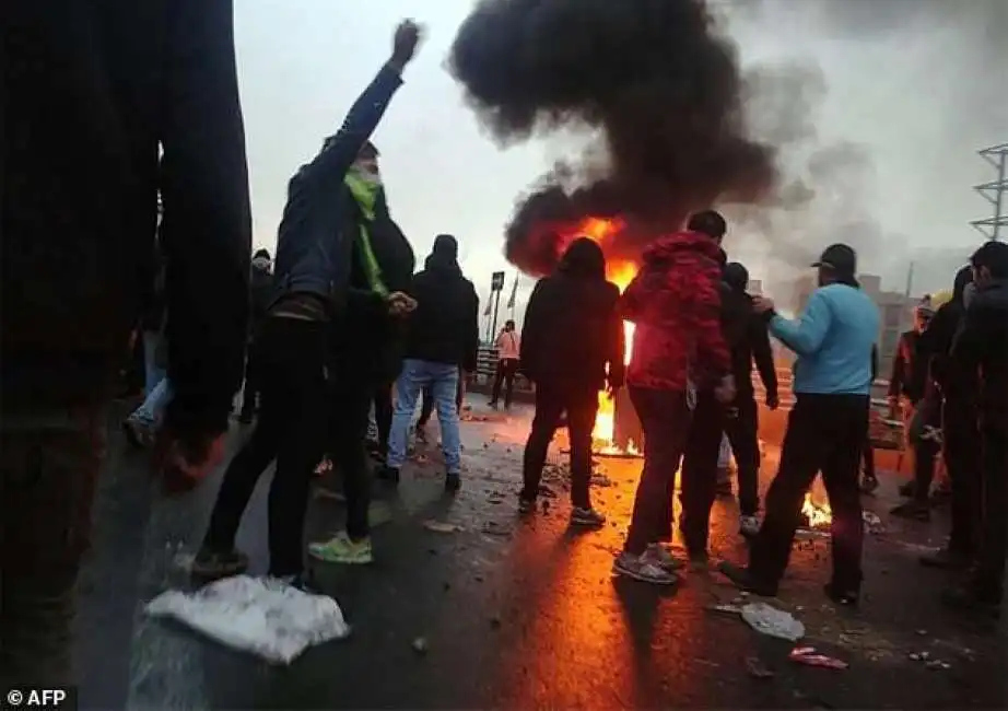 proteste in iran contro il caro prezzi -2