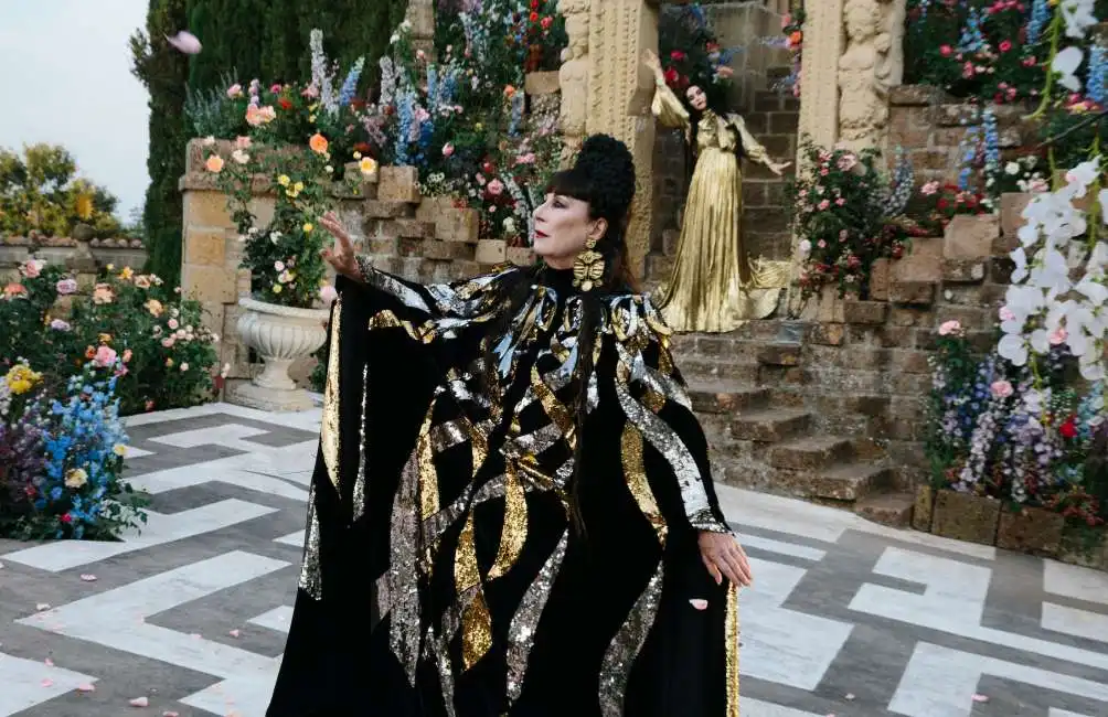 anjelica huston per gucci