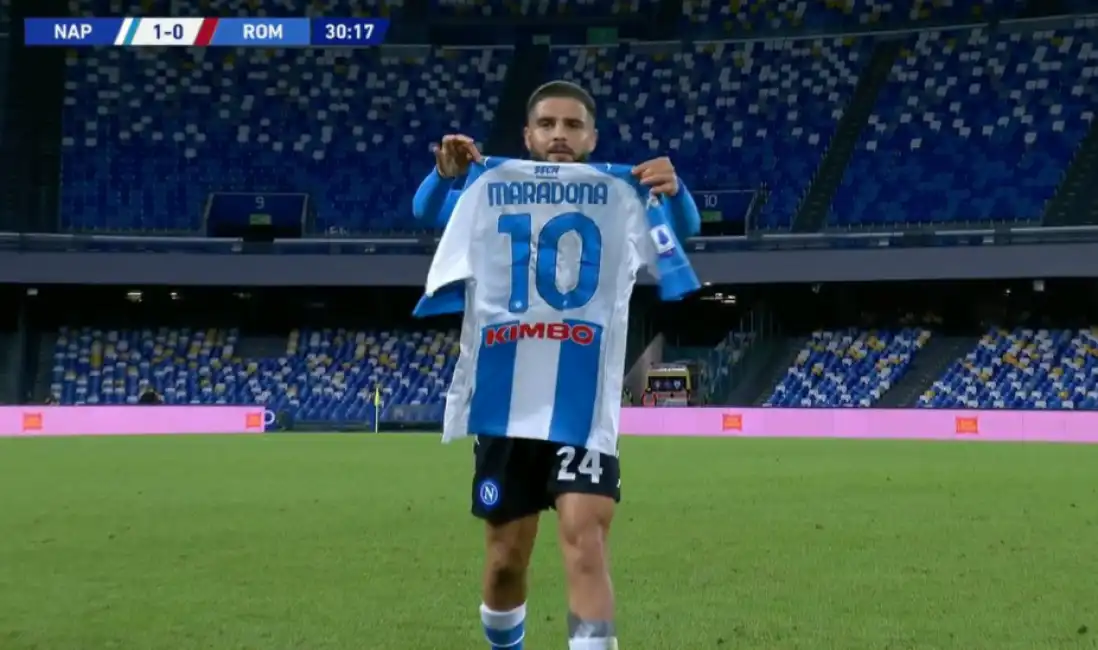 insigne con la maglia di maradona