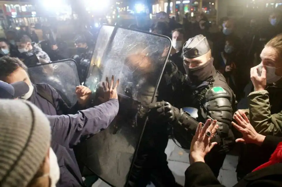 parigi - sgombero violento di senzatetto a place de la republique