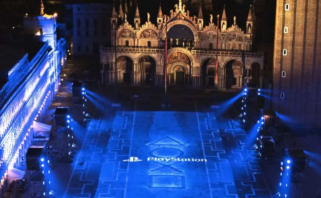 playstation illumina piazza san marco a venezia per il lancio di ps5