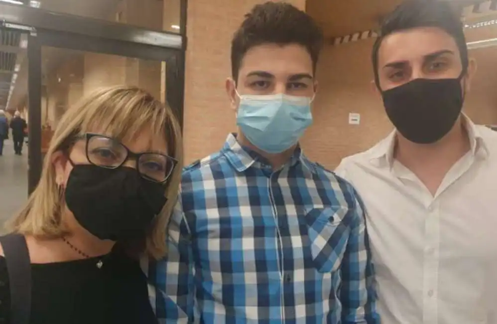 alex pompa con la mamma e il fratello