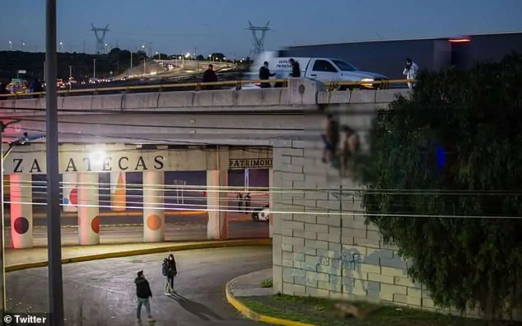 cadaveri appesi al ponte in messico narcos