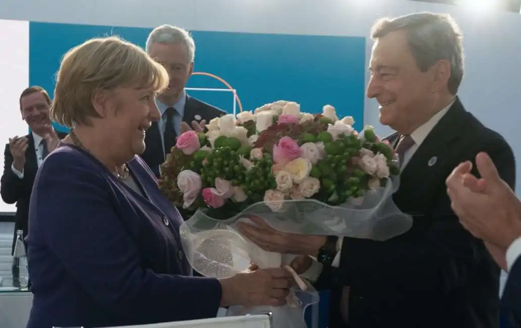 mario draghi regala un mazzo di fiori ad angela merkel