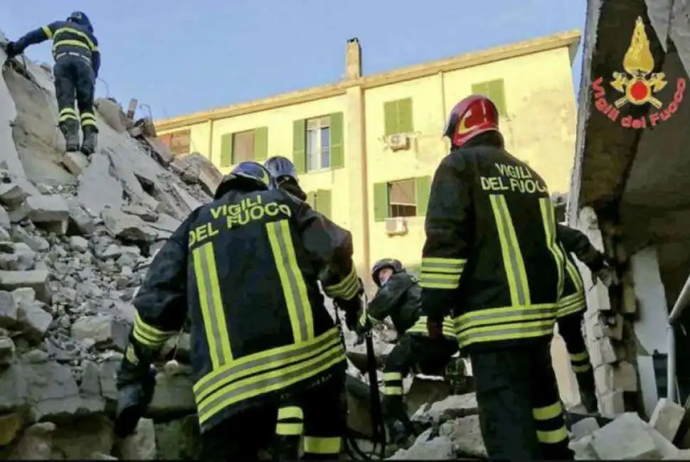 palazzina crollata a san felice a cancello edificio palazzo esplosione caserta