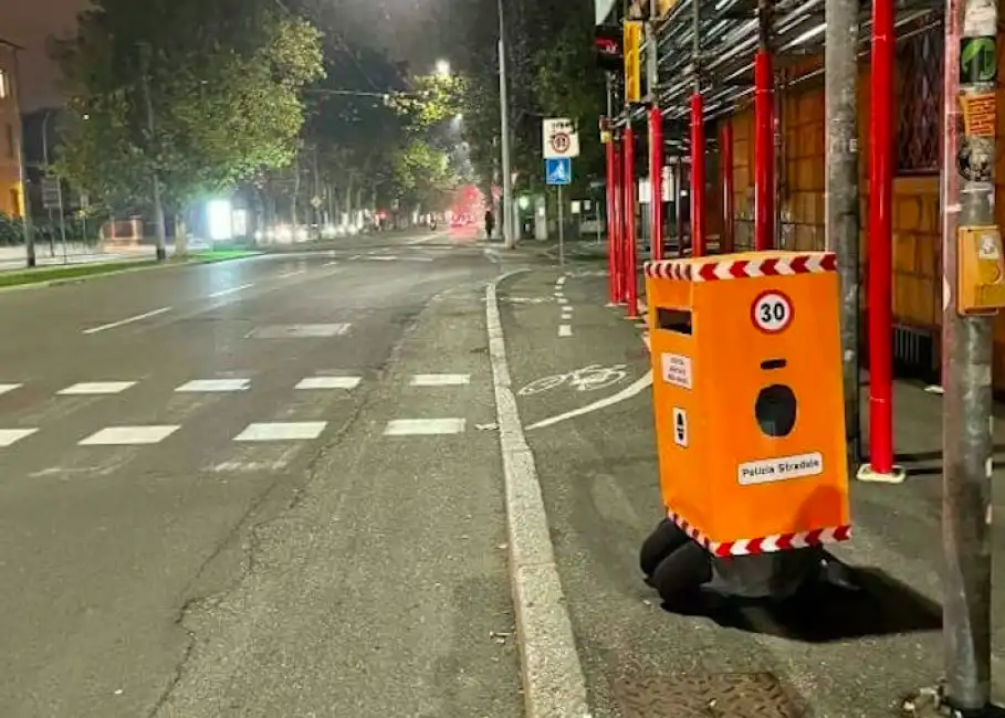 ragazzo si traveste da autovelox bologna