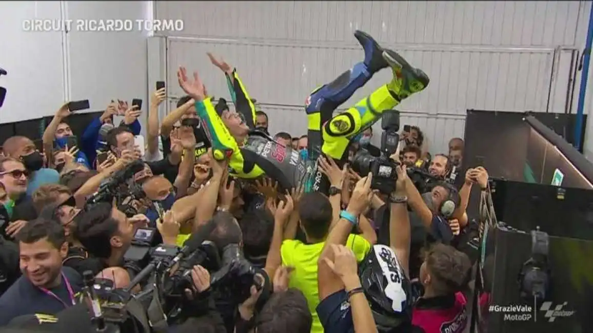 valentino rossi stage diving