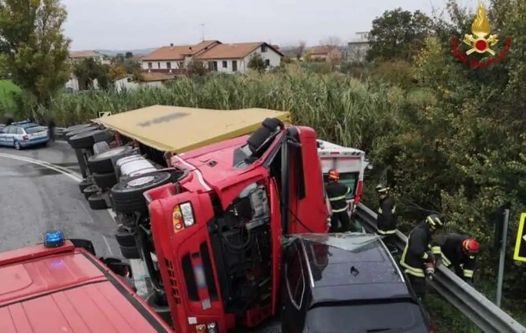 camion si ribalta e cade su ambulanza ad ancona-1