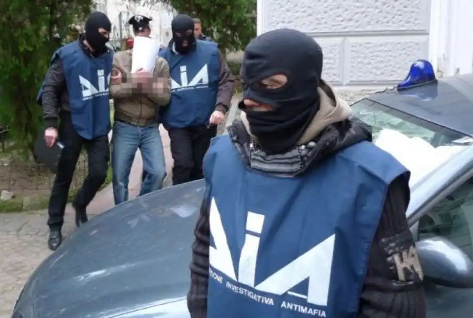 arresto dda napoli camorra antimafia polizia