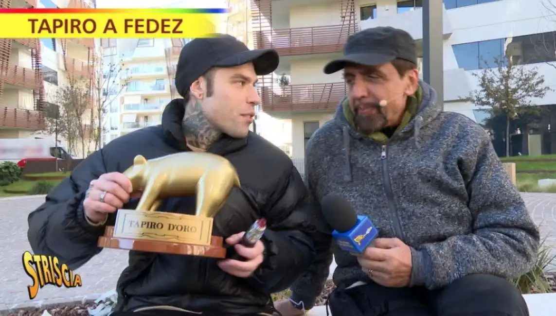 fedez riceve il tapiro da valerio staffelli