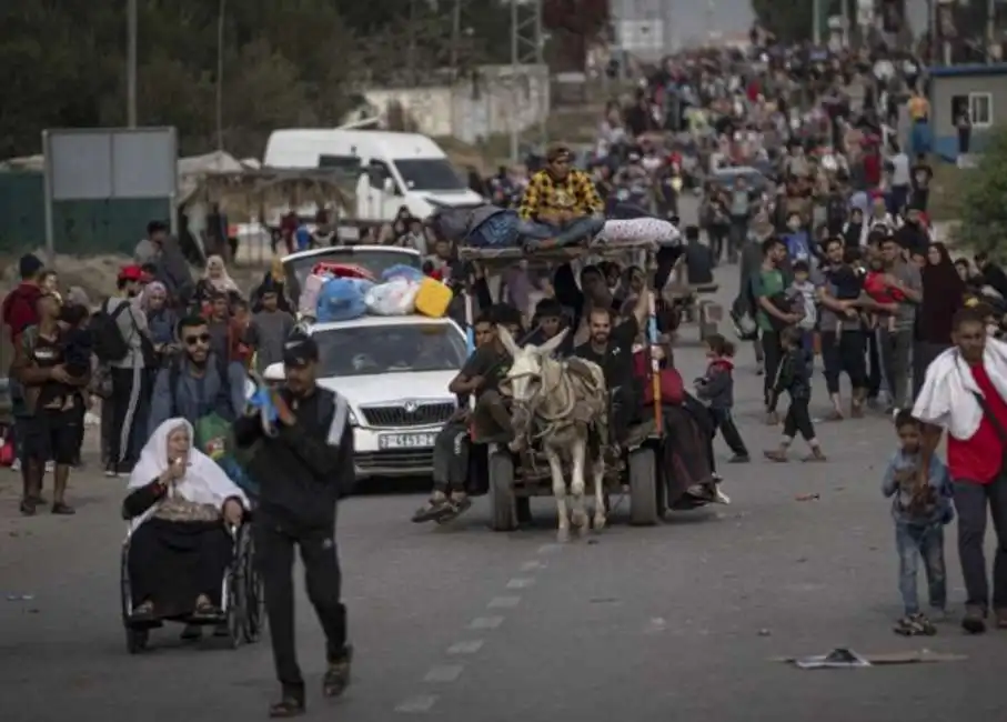 palestinesi in fuga da gaza