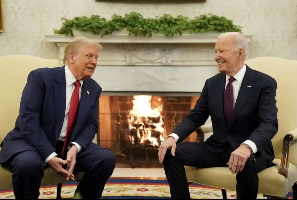 donald trump e joe biden nello studio ovale della casa bianca. 