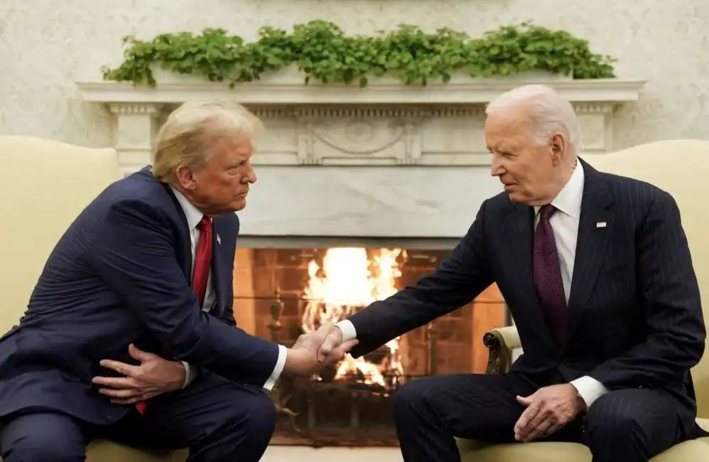 donald trump e joe biden nello studio ovale della casa bianca