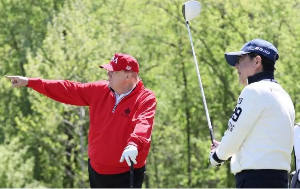 donald trump e yoon suk yeol giocano a golf corea del sud