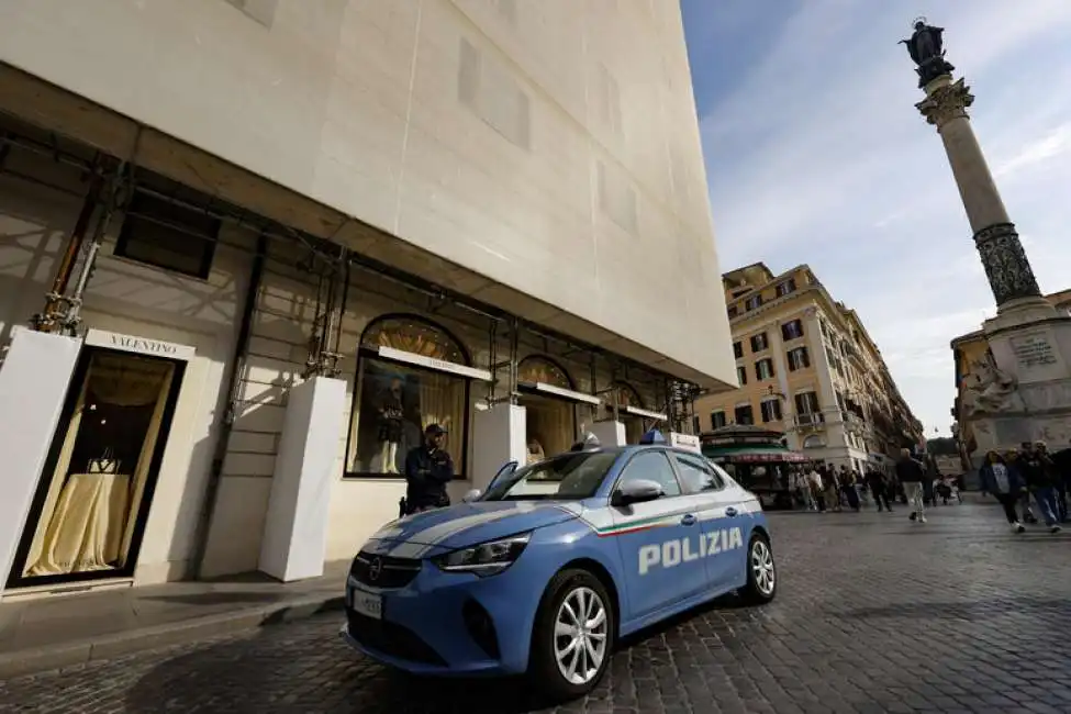 furto nella boutique di valentino a roma 