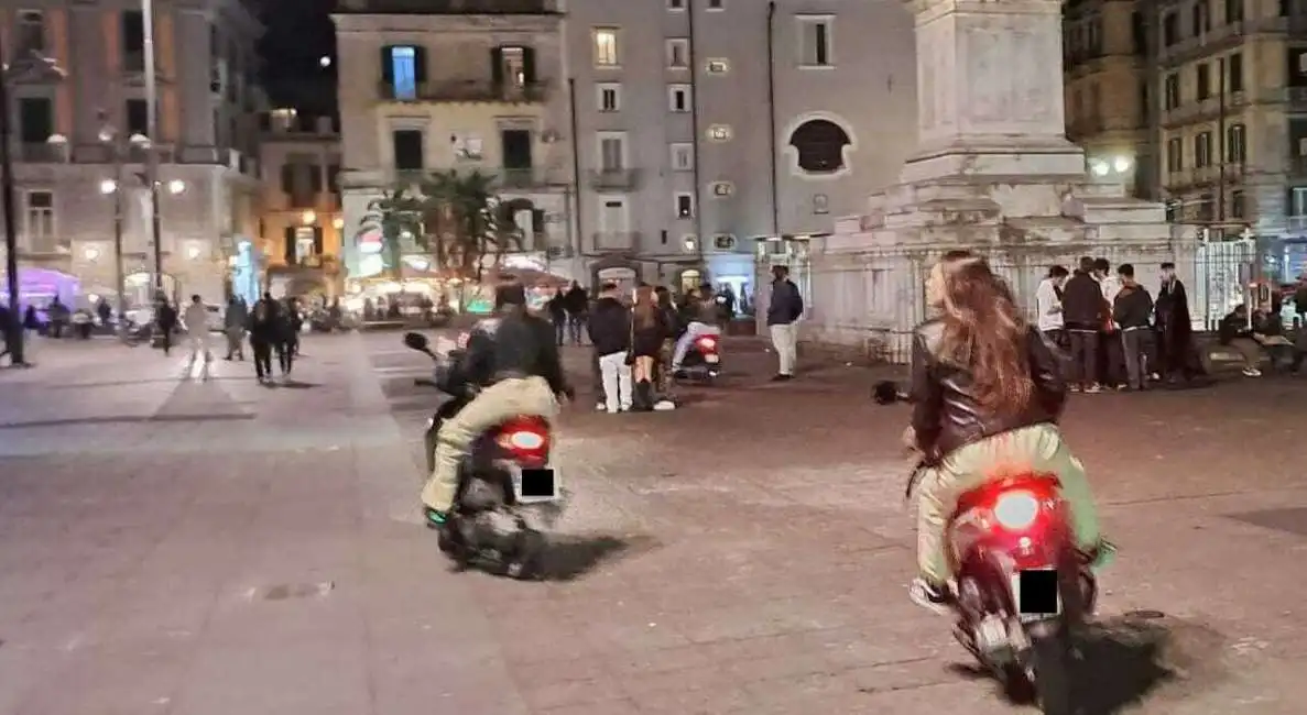 napoli scooter piazza dante motorino motorini