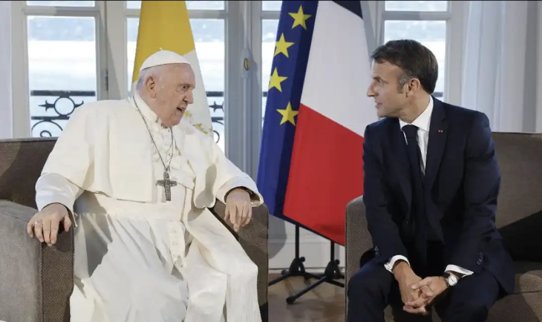 papa francesco emmanuel macron