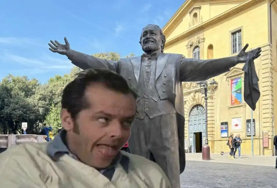 uomo si masturba sulla statua di pavarotti a pesaro