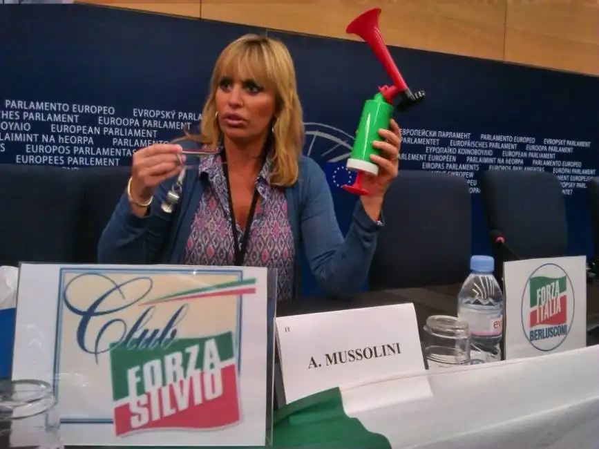 alessandra mussolini parlamento europeo 