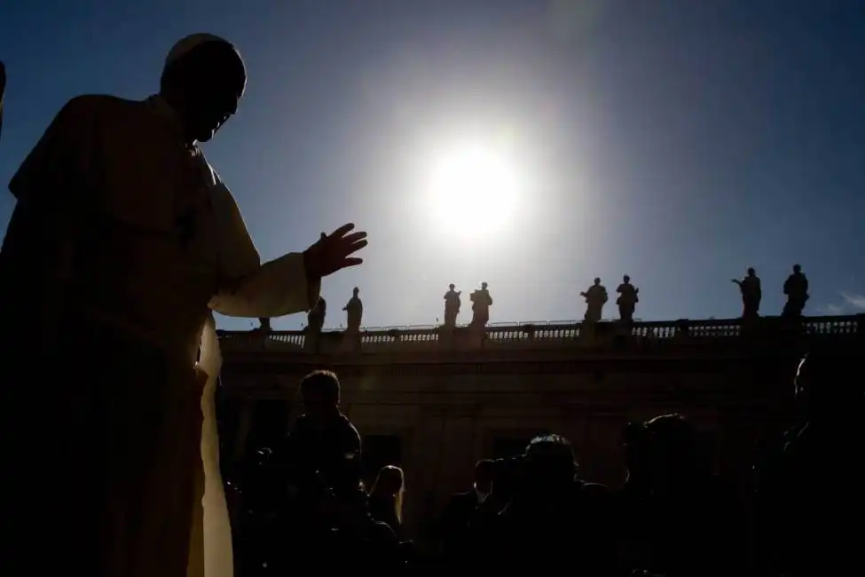 papa francesco saluta i fedeli